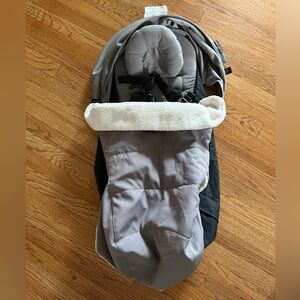 Babyzen yoyo newborn pack bassinet in gray.